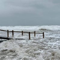 Monte Hermoso sufrió una intensa sudestada y el agua llegó hasta las calles de la ciudad