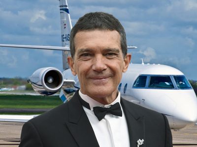 Detesta los aeropuertos: Antonio Banderas se compró un lujoso avión para viajar por todo el mundo