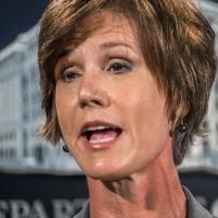Procuradora interina enfrenta a Trump por veto a refugiados y la despide