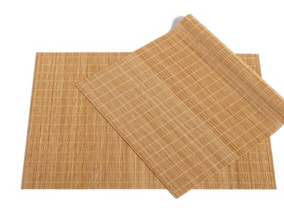 Con los individuales de bambú rotos, una lata vacía y 2 corchos: creá este divino soporte para colgar tus plantas