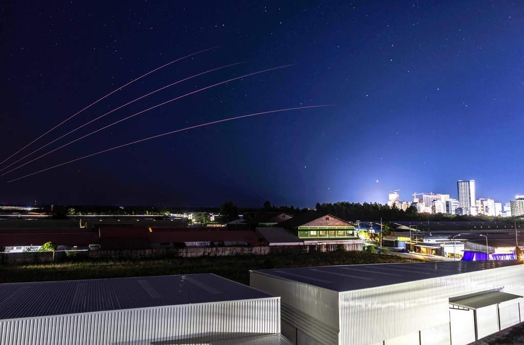 El ejército tailandés dispara artillería hacia Camboya, el viernes 26 de diciembre de 2025, visto desde la provincia tailandesa de Sa Kaeo