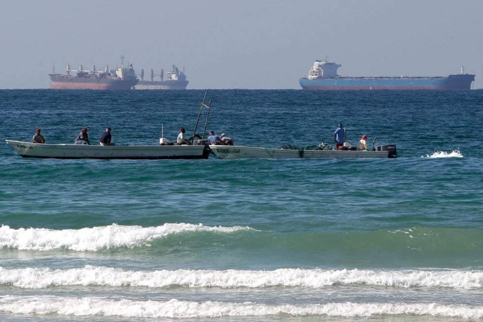 Pescadores trabajan frente a petroleros al sur del estrecho de Ormuz, el 19 de enero de 2012, frente a la ciudad de Ras Al Khaimah, Emiratos Árabes Unidos.