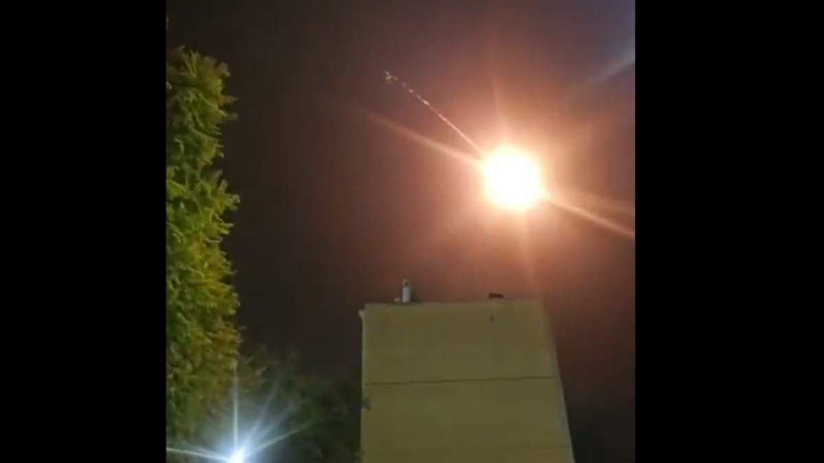 Videos difundidos en redes sociales muestran el impacto de un misil en la zona