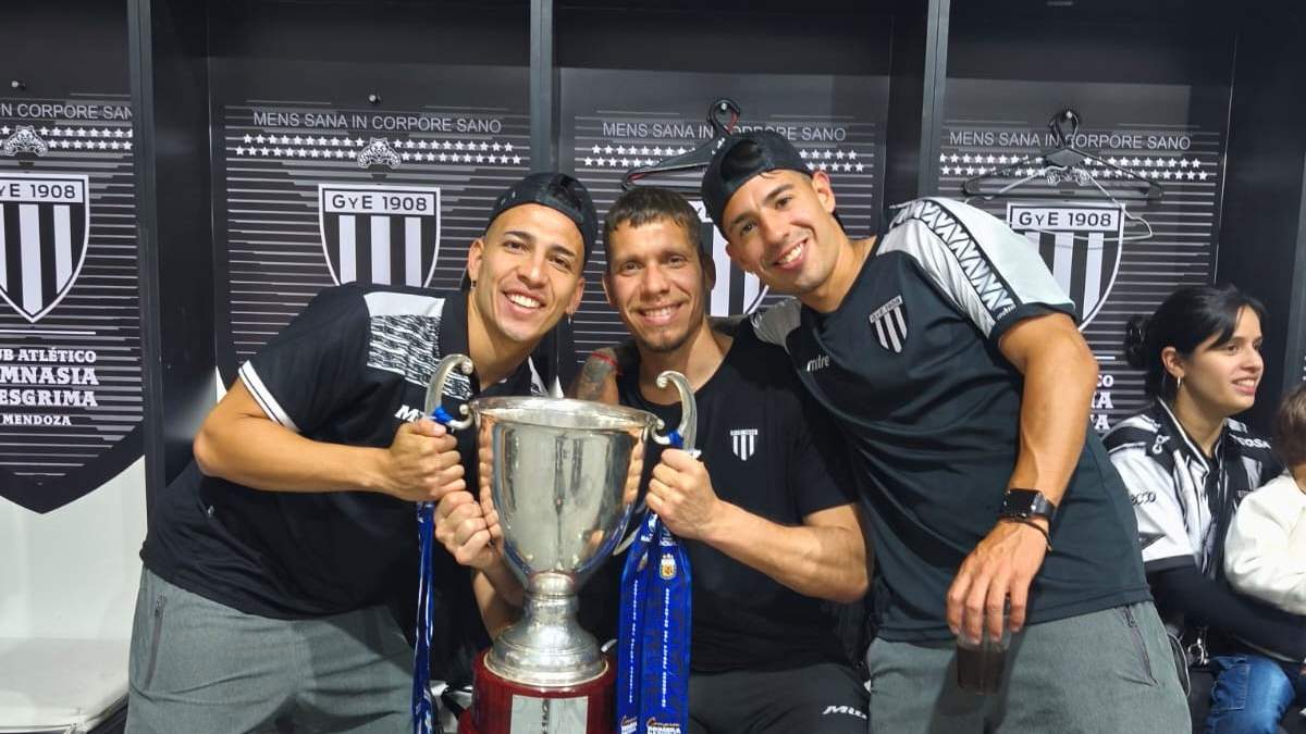 El héroe con la copa. César Rigamonti con el trofeo.