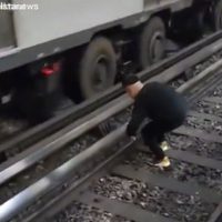 Captan a joven “bailando” en las vías del metro Bellas Artes tras concierto de Maldita Vecindad