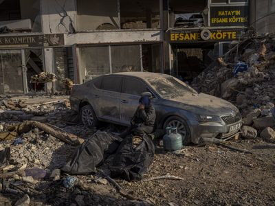 Suben los muertos en Turquía y Siria, rescatistas se marchan