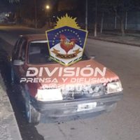 Estaban a punto de robar un vehículo en Centenario,  pero fueron descubiertos por la policía