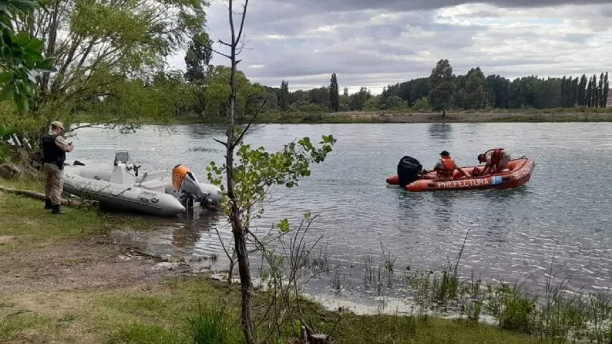 Personal de Prefectura y policial trabajó en el lugar donde apareció el cuerpo. Fuente: (Facebook)