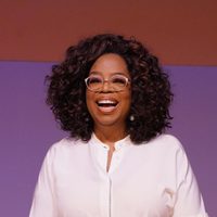 ¡Desopilante! Oprah pisó mal y el video... ¡Se hizo viral!