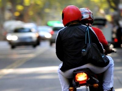 El video del brutal intento de robo en Neuquén Capital: motochorro arrastró a la víctima