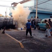 Desalojo provoca choque entre policías y vecinos de la colonia Peñón de los Baños