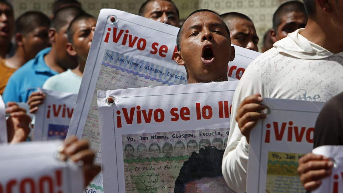 Los padres y familiares de los normalistas desaparecidos piden resolver el caso