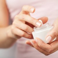 Crema floral antiarrugas: con la planta que seguro tenés en el jardín, hacete esta receta sin químicos y perfecta para tu piel