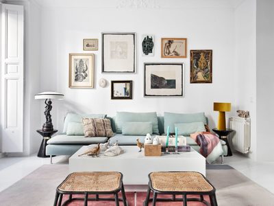 Decoración: trucos para que la pared detrás del sofá sea un rincón especial