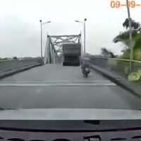 Captan colapso de puente vehicular y caída de un camión (Video)