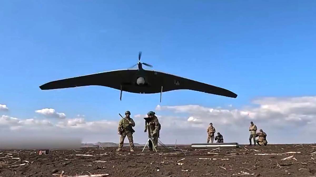 Soldados rusos lanzan un dron de inteligencia Supercam hacia posiciones ucranianas en Ucrania