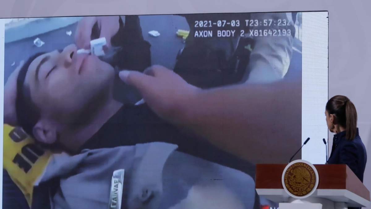 La presidenta Claudia Sheinbaum presentó videos de notas periodísticas que muestran posibles daños en agentes al manejar evidencia de decomisos de fentanilo