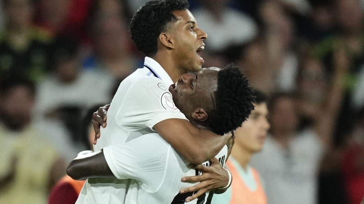 Rodrygo, del Real Madrid, festeja con su compatriota brasileño Vinícius Júnior tras anotar uno de sus tantos en la final de la Copa del Rey ate el Osasuna