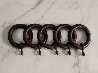 No las tires: transformá las argollas de tus viejas cortinas en este accesorio indispensable para tu baño