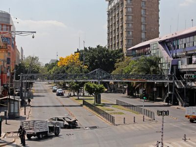 Narcobloqueos paralizan Guadalajara; comercios, transporte y actividades quedan suspendidos