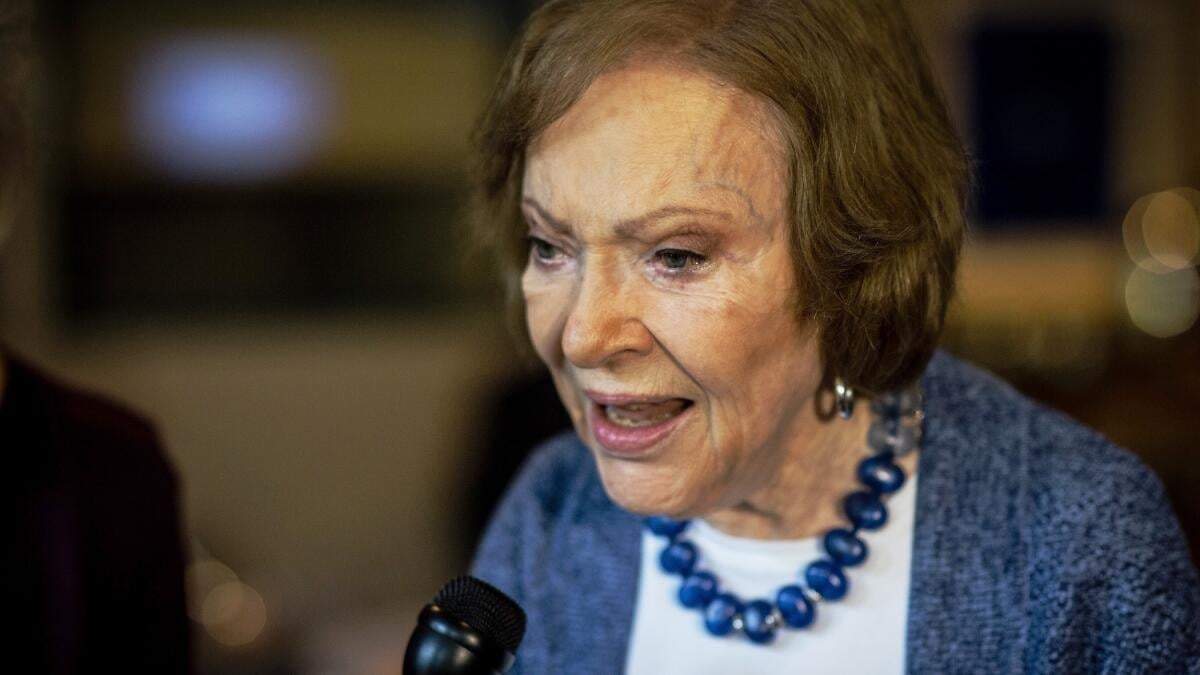 La exprimera dama Rosalynn Carter habla en una conferencia de prensa en el Centro Carter el 5 de noviembre de 2019, en Atlanta