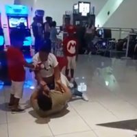 Hombres se pelean por una silla en Cinépolis Universidad; niño intenta separarlos (Video)
