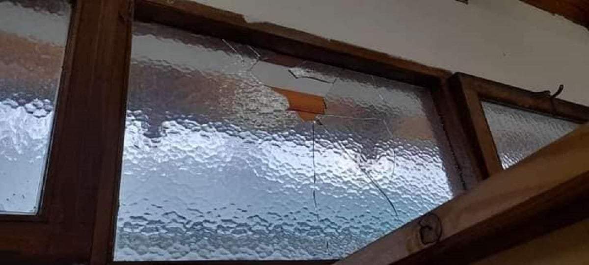 Vidrios rotos en la Escuela 86. Fuente: (Facebook)