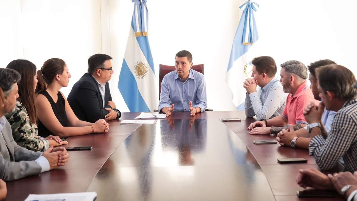 Koopmann junto a diputados provinciales. Fuente: (Legislatura de Neuquén)
