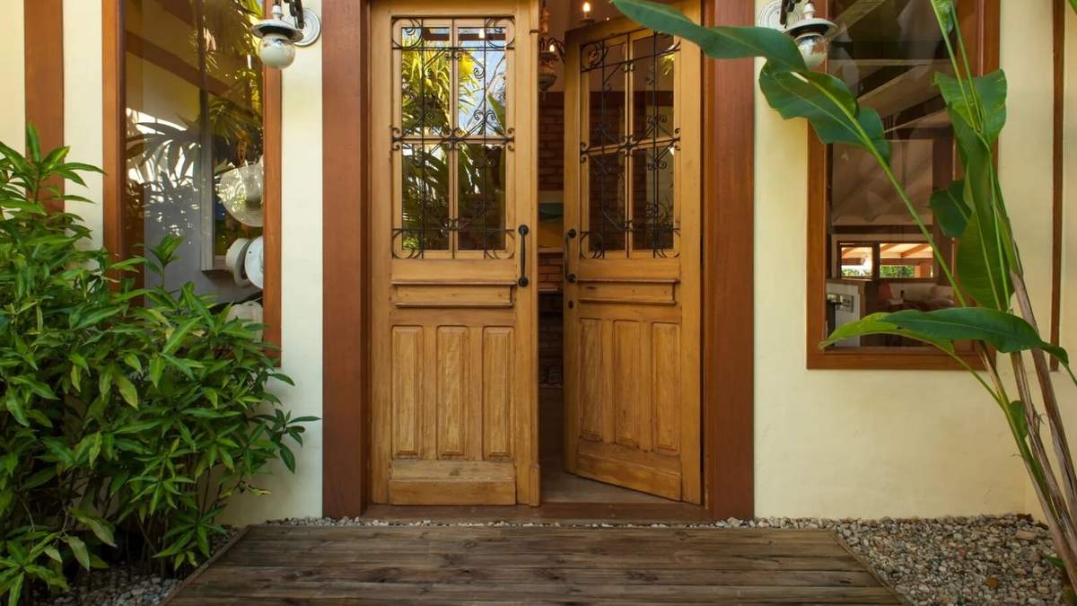 Puertas de madera. Fuente:(X).