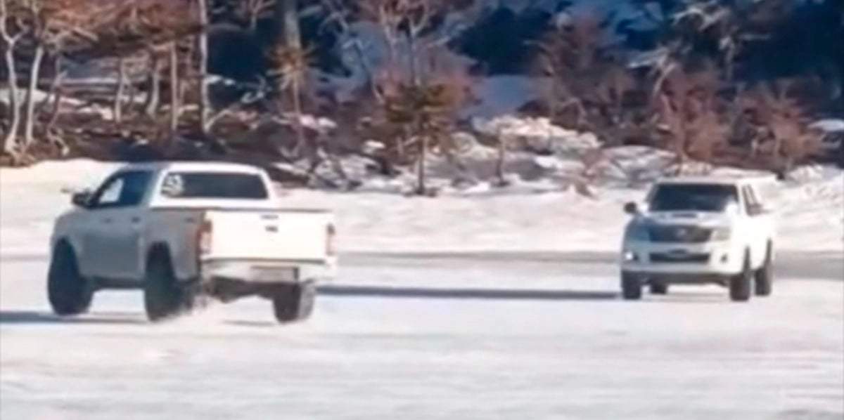 Dos camionetas hacen trompo en el hielo. Fuente: (Instagram)