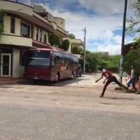 Por supuestos abusos, apedrean hotel donde se hospedan agentes de la PF en Guerrero (Video)