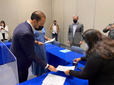 Marko Cortés entrega su carta de intención para reelegirse en el PAN