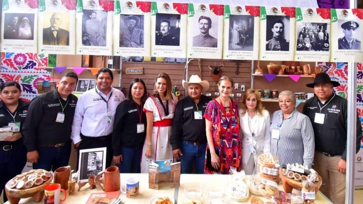 El alcalde de Guerrero (centro, de sombrero) acudió junto con funcionarios a la feria de Pueblos Mágicos en Oaxaca