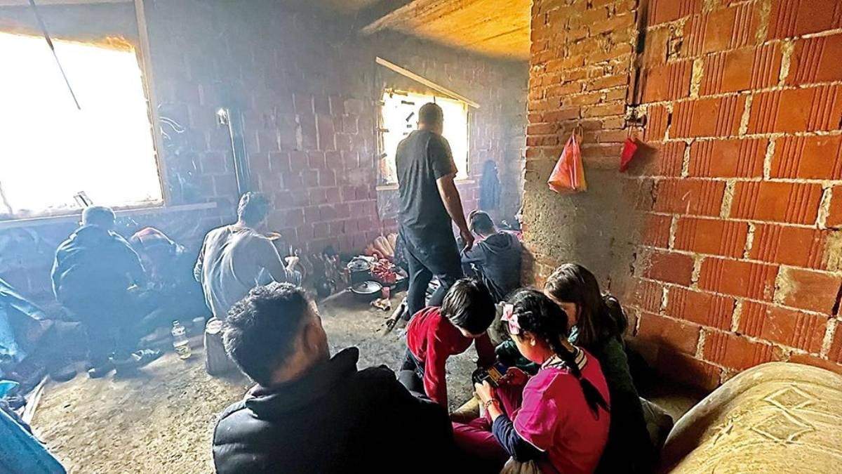 Migrantes refugiados en un edificio abandonado