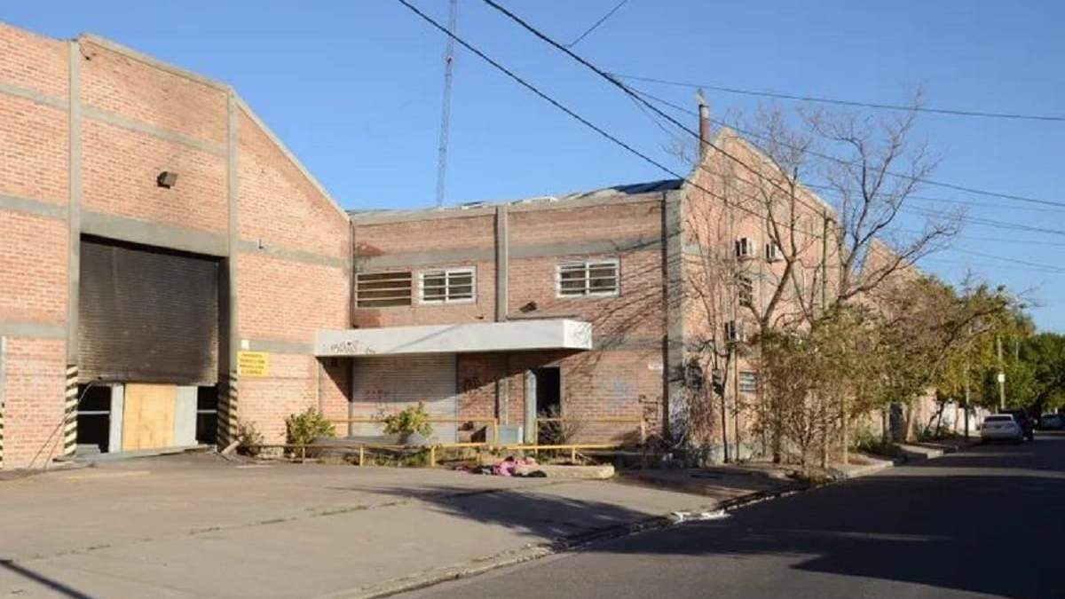 El galpón se incendió el 25 de marzo y desde entonces se encuentra en peligro de derrumbe. Fuente: (Facebook)