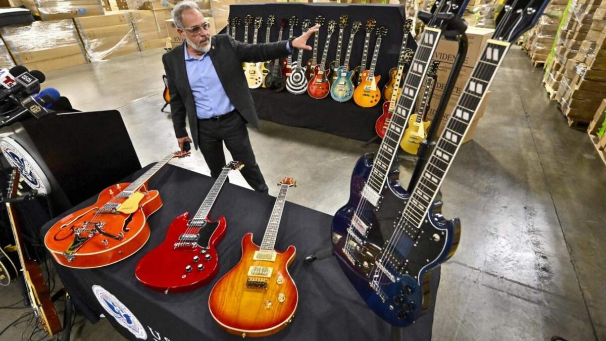 Jaime Ruiz, portavoz de la Oficina de Aduanas y Protección Fronteriza de EEUU, muestra guitarras falsas durante una conferencia de prensa en Carson, California