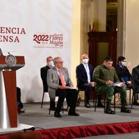 AMLO niega perseguir a periodistas: "no queremos que los toquen ni con el pétalo de una rosa"