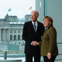 En charla telefónica con Biden, Merkel celebra regreso de EU a la OMS y al Acuerdo de París