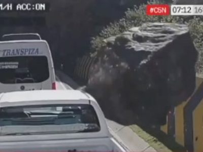 Roca gigante cae sobre una camioneta y mata a tres personas (Video)