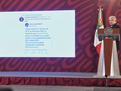 AMLO se mofa de Loret y Chumel por llamar a especular con el dólar tras su triunfo en 2018