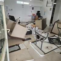 Normalistas de Ayotzinapa causan destrozos en oficinas de la Secretaría de Educación