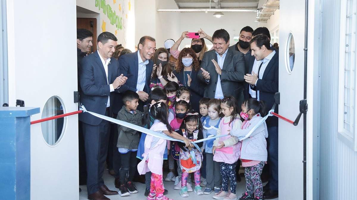 Omar Gutiérrez junto a otros políticos en la inauguración del jardín. Fuente: (Twitter)