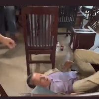 Alfredo Adame protagoniza nueva pelea contra el abogado de Carlos Trejo en rueda de prensa (Video)