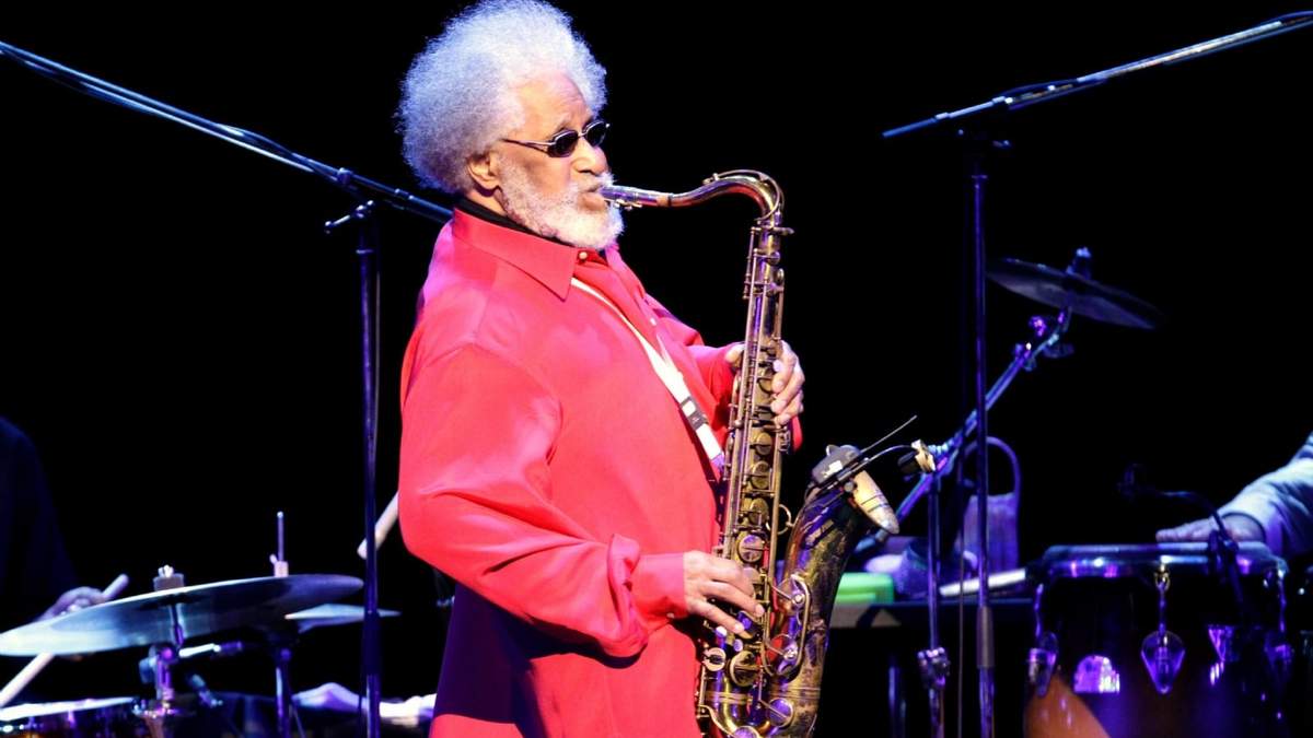 El jazzista Sonny Rollins toca durante un concierto el 4 de octubre de 2010, en Tokio