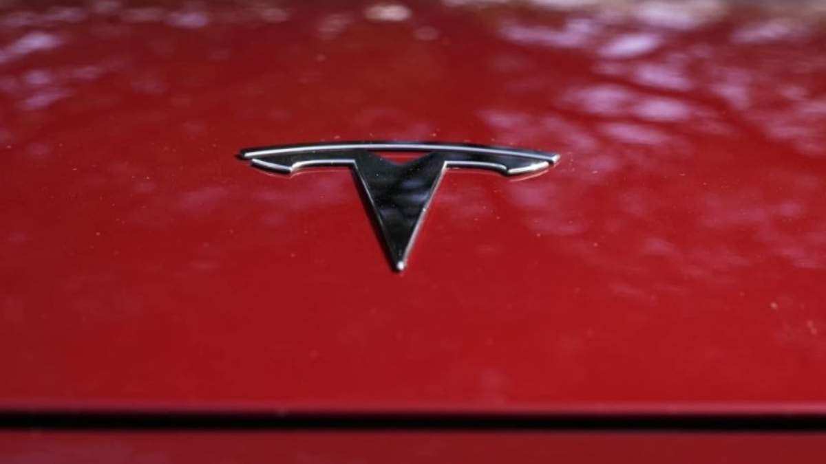 Logo de Tesla, en un auto expuesto en Austin, Texas, el 22 de febrero de 2023