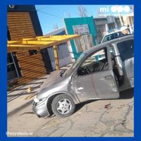 Zapala: un joven ebrio chocó una cervecería local con su auto