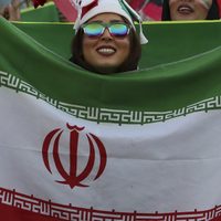 Después de casi 40 años de prohibición, mujeres de Irán asisten a un partido de futbol (Video)
