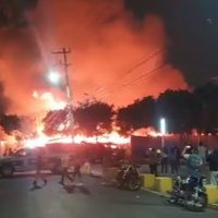 Vecinos alertan por incendio en bodega en la Unidad Ejército Constitucionalista, Iztapalapa (Videos)