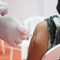 Campaña de vacunación: el fin de semana aplicarán dosis sin turnos a los mayores de 25 años