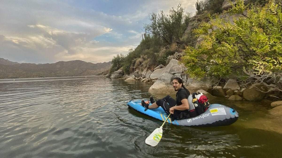 En esta fotografía proporcionada por Roxanne Cruz-de Hoyos, Gabriel Trujillo, estudiante de doctorado de la Universidad de California, efectúa investigación de campo en Arizona. La familia de Trujillo dice que fue asesinado en México en junio de 2023 mientras hacía investigación para sus estudios
